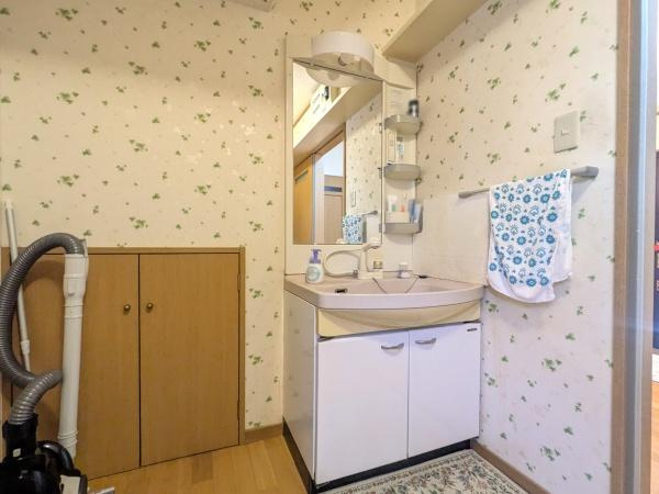 大在浜2丁目　中古住宅の独立洗面台|身支度に便利な独立洗面台