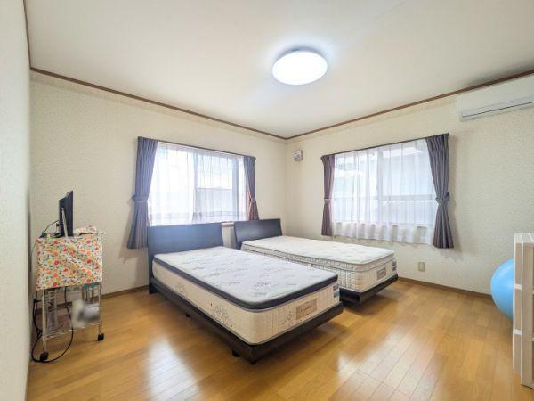 大在浜2丁目　中古住宅の洋室|２面採光の明るい洋室