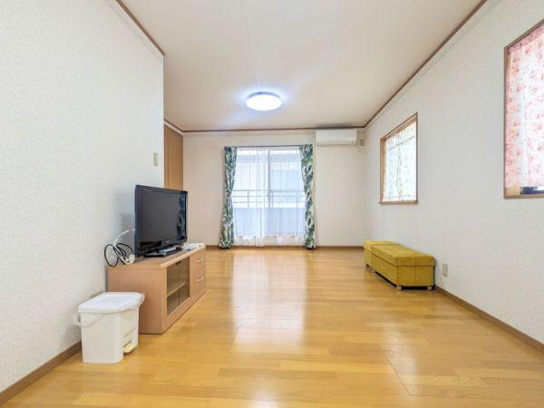 大在浜2丁目　中古住宅の洋室|約10.5帖の広々とした洋室