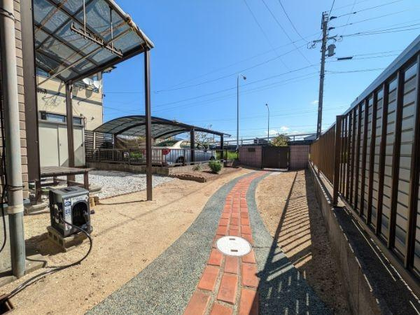 大在浜2丁目　中古住宅の庭|石張りのおしゃれなアプローチ♪