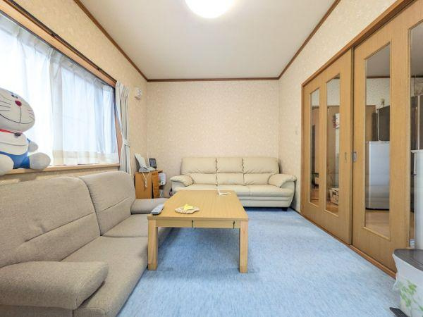 大在浜2丁目　中古住宅の居間・リビング|リビングは家族との絆を深める素敵な場所です！毎日のふれあいが自然と増えて、気軽に会話が弾みます。朝の挨拶や日々のちょっとしたおしゃべり、楽しい瞬間を一緒に過ごし家族の絆がさらに強まります♪