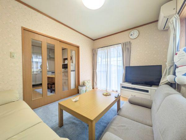 大在浜2丁目　中古住宅の居間・リビング|明るいリビングで家族団らんできそうです♪
※現状、和室に絨毯を敷いています。