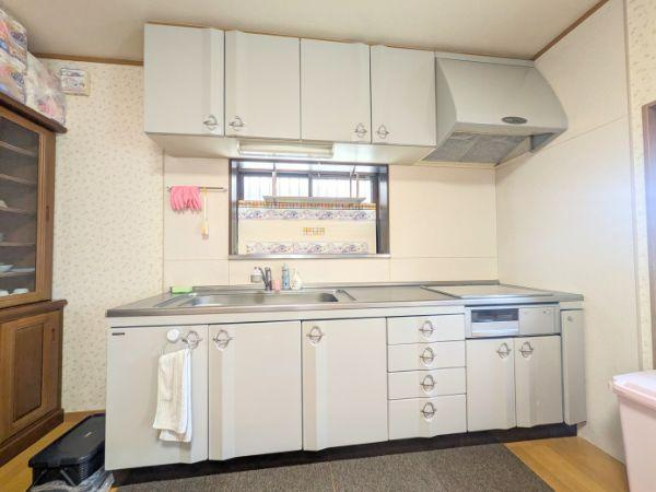 大在浜2丁目　中古住宅のキッチン|白を基調とした清潔感のあるキッチン