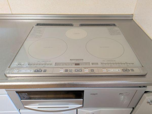 大在浜2丁目　中古住宅のキッチン|三口のIHクッキングヒーターがあると料理の効率が上がります！複数の鍋やフライパンを同時に使えるので家事の時間も大幅に短縮！忙しい毎日をサポートしてくれ、家族との大切な時間にもっと集中できるのが魅力♪ 