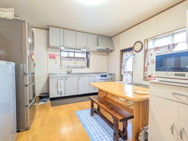 大在浜2丁目　中古住宅のキッチン|三口IHクッキングヒーター完備の広々キッチンで、効率よく料理ができる空間。作業スペースも十分で、食事準備が快適に進みます♪