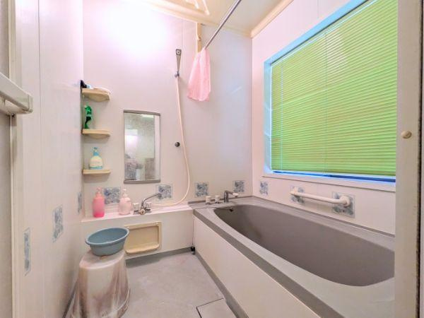 大在浜2丁目　中古住宅の浴室|ゆったりとした広さのバスルームは日々の疲れを癒します。忙しい生活から一時離れて心地よい湯に浸かり、ストレスを解消。リフレッシュした気分で新しい日々に臨めます！