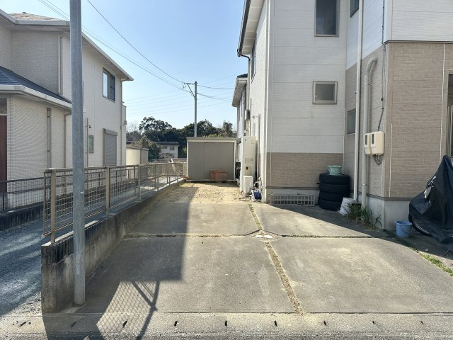 中央区半田山3丁目の駐車場|お車は車種によりますが5台駐車可能！前面道路も広く、ゆとりを持ってお車の出し入れをしていただけます！