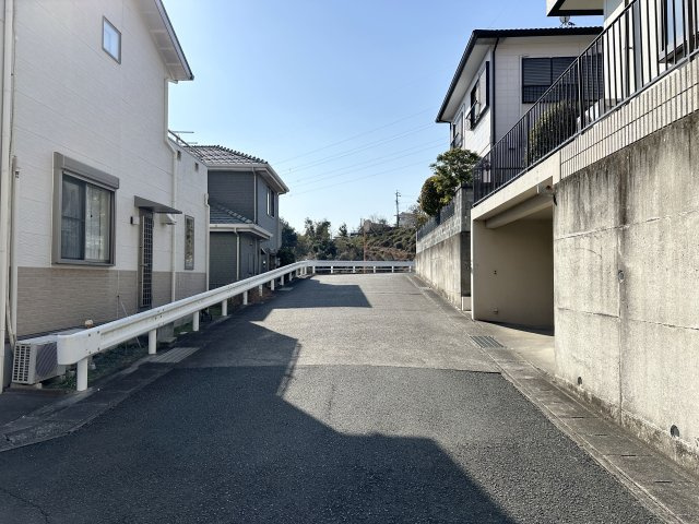 中央区半田山3丁目の前面道路含む現地写真|前面道路を北側より南側に向けて撮影。