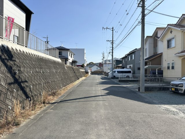 中央区半田山3丁目の前面道路含む現地写真|前面道路を西側より東側に向けて撮影。
あまり車が通らないので、落ち着いた雰囲気です。