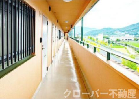 花房国分寺マンションのエントランス