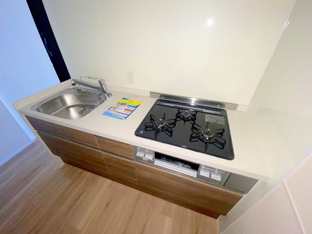 【設備】 | HEBEL　MAISON舟入川口町 | コンロは3口あり、お料理が快適に！