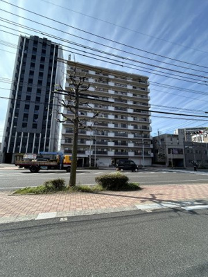 【外観】 | 戸畑駅前スカイマンション | お得に住まいをお探しするなら不動産すまラボにお任せ下さい♪
〇現地待合わせOK　〇LINE対応可　〇他社物件持ち込みＯＫ
〇遠隔契約OK　〇お値引き喜んで♪
皆様のお問合せをお待ちしています♪