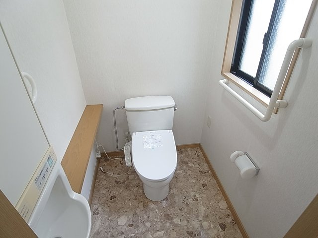 会下山町2丁目戸建のトイレ|温水洗浄便座付きのトイレ、小窓も完備