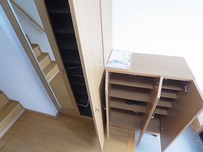 【玄関】 | 会下山町2丁目戸建 | 玄関にはシューズボックスも完備