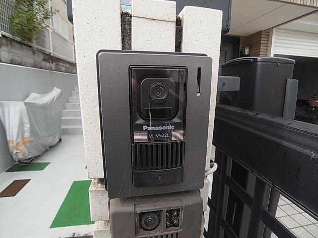 会下山町2丁目戸建のセキュリティ|TVモニター連動インターホンで顔が分かり安心