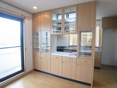 【設備】 | 会下山町2丁目戸建 | 大きな食器棚で収納には困りません