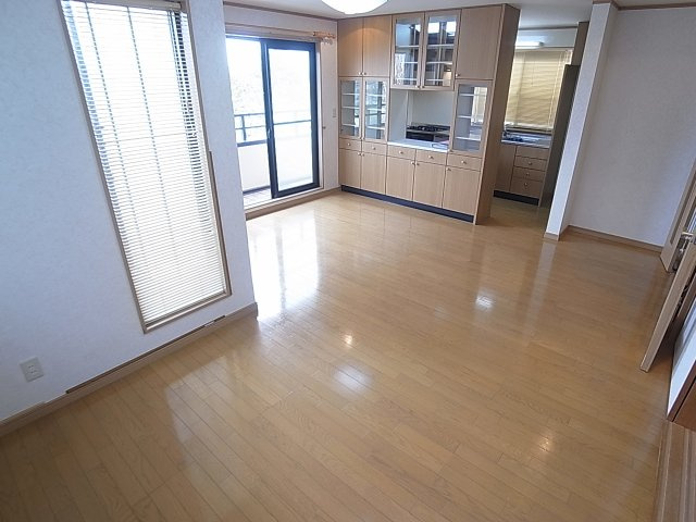 会下山町2丁目戸建の居間・リビング|綺麗なリビングスペース、広々18帖の空間です