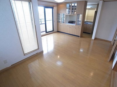 【居間・リビング】 | 会下山町2丁目戸建 | 綺麗なリビングスペース、広々18帖の空間です