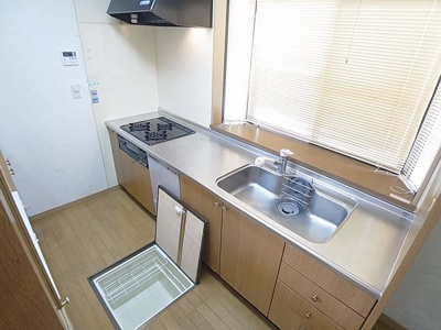 【キッチン】 | 会下山町2丁目戸建 | 3口ガスグリル付きシステムキッチン、床下収納有