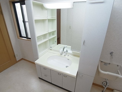 【洗面所】 | 会下山町2丁目戸建 | シャワー付きの洗面台