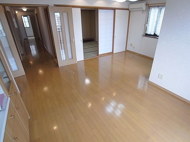 会下山町2丁目戸建の居間・リビング|開放感の有る18帖リビングスペース