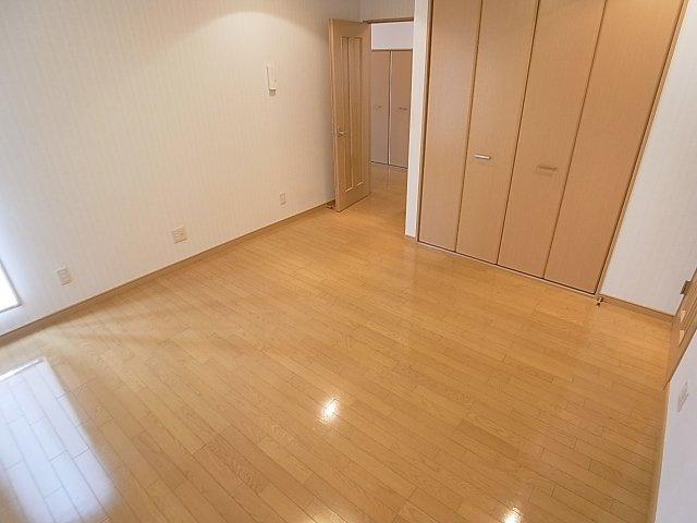 会下山町2丁目戸建の内装|10帖有るかなり大きな洋室