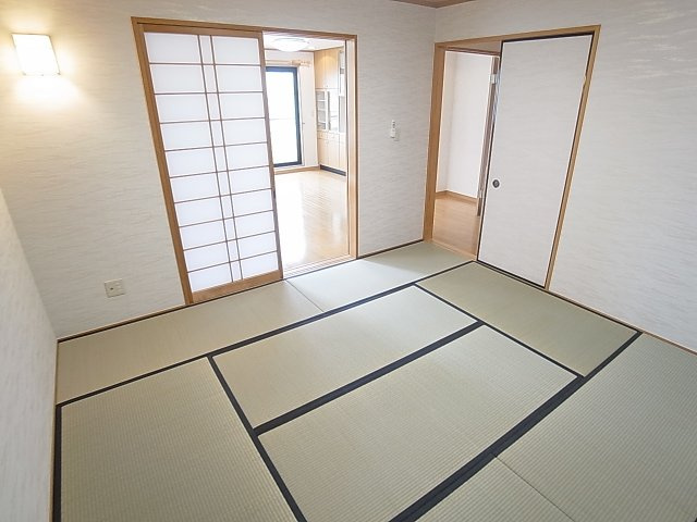 会下山町2丁目戸建の和室|寛げる和室8帖あります