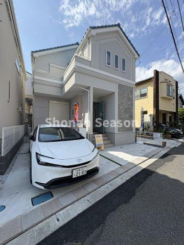 【前面道路含む現地写真】 | 東向き道路幅4ｍに接道！お車はゆとりの２台駐車が可能です♪