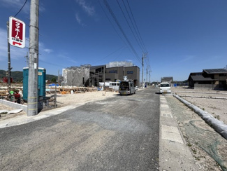 【前面道路含む現地写真】