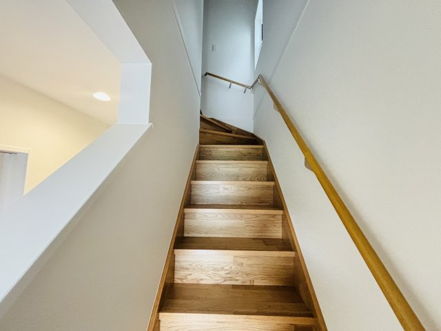 FIRSTTOWN第5守山区鳥羽見｜名古屋市の戸建ならホームアップの内装|【売主施工例】安心・安全の手すり付き階段