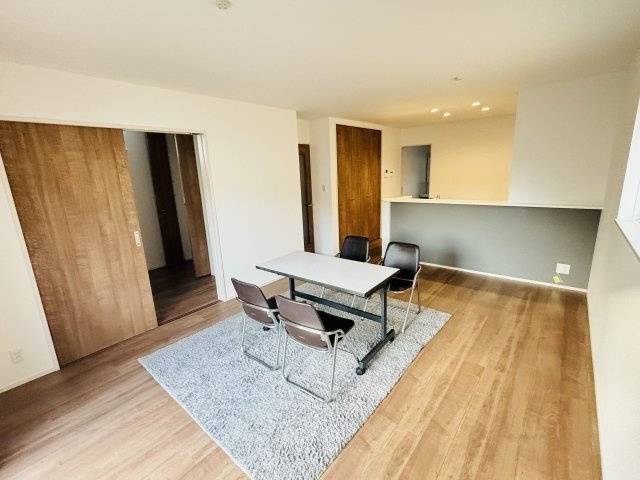 FIRSTTOWN第5守山区鳥羽見｜名古屋市の戸建ならホームアップの居間・リビング|【売主施工例】南から陽射しが入り明るいリビング