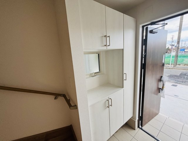 FIRSTTOWN第5守山区鳥羽見｜名古屋市の戸建ならホームアップの玄関|【売主施工例】収納力あるシューズボックス付き