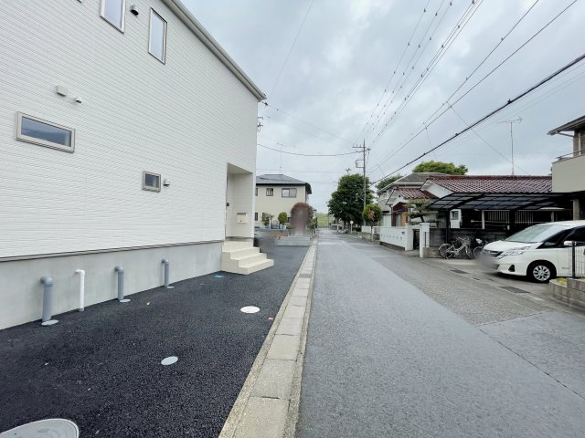 新築戸建・建売　熊谷市久下第12　Cradle Garden　全3棟の前面道路含む現地写真
