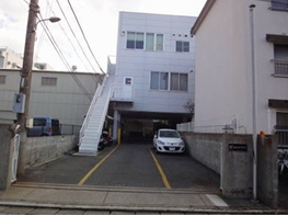 駅南JTビルの駐車場