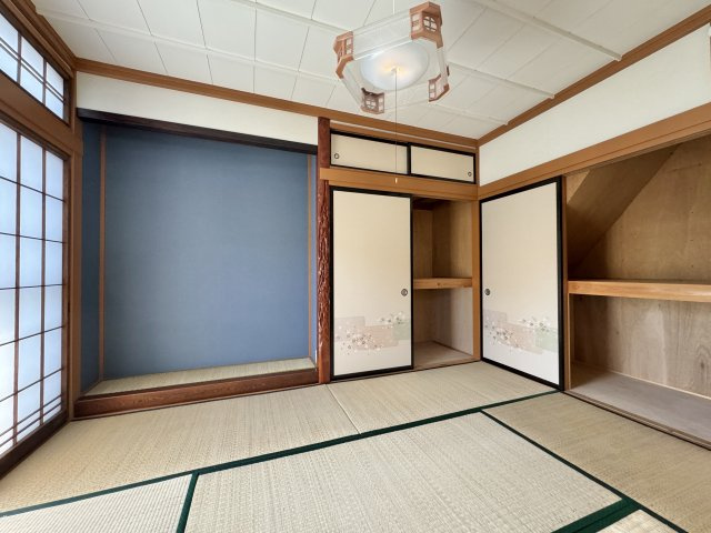中央区神原町の和室|リビング横にある6帖和室です。収納スペースが多くあり荷物もたっぷり収納できます。
主寝室やお昼寝場所等様々な用途で使えそうです。