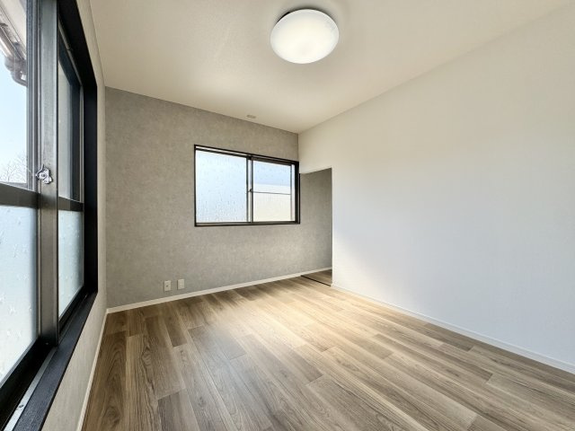 中央区神原町の洋室|2F6帖洋室です。
スタイリッシュな洋室に生まれ変わりました。