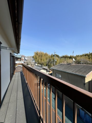 中央区神原町のバルコニー|2部屋それぞれからバルコニーに出られます。
自然を身近に感じられ、視界は良好です。

