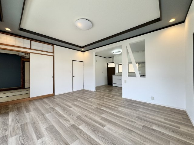 中央区神原町の居間・リビング|家族の集う16帖リビングは折り上げ天井で開放感があり
より広さを感じられます。