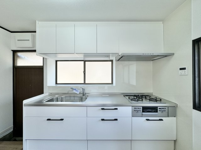 中央区神原町のキッチン|白を基調とした新品交換済のシステムキッチンは利便性が良く
収納力が豊富です。
