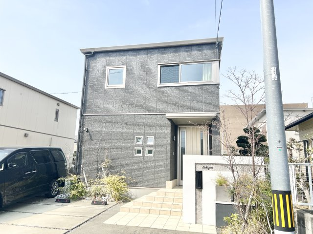 中央区中島3丁目の外観|とてもシックな印象の外観。落ち着いた色使いが素敵ですね。
日当たり・通風ともに良好です。
