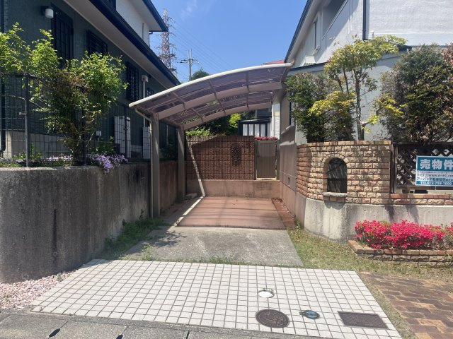 ゆりのき台3丁目戸建ての駐車場|2台駐車可(車種による)