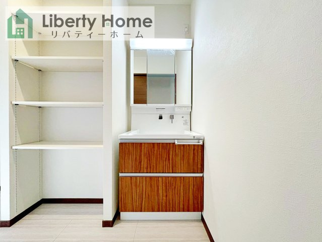 ワイウッドコート土浦市神立町第１期　新築戸建　5号棟の独立洗面台