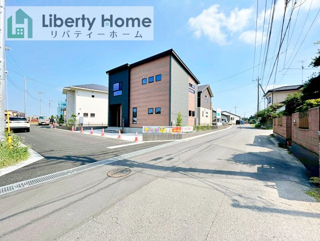 ワイウッドコート土浦市神立町第１期　新築戸建　5号棟の前面道路含む現地写真