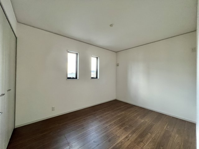 いろどりアイタウン　中央区宮竹町　全4棟の洋室|2階北側6帖の洋室です。
北側の窓から安定して光が入ります。
