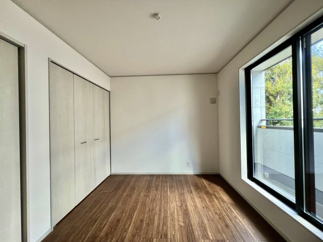 いろどりアイタウン　中央区宮竹町　全4棟の洋室|2階南東6帖の洋室です。
大きな窓が開放的な雰囲気のお部屋となっており、
2部屋続きのベランダがあります。