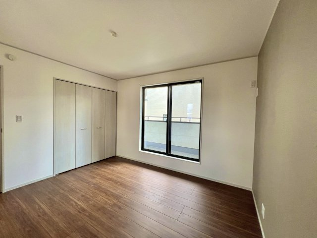 いろどりアイタウン　中央区宮竹町　全4棟の洋室|2階西7帖の洋室です。
アクセントクロスがおしゃれで
落ち着いた空間のお部屋です。
