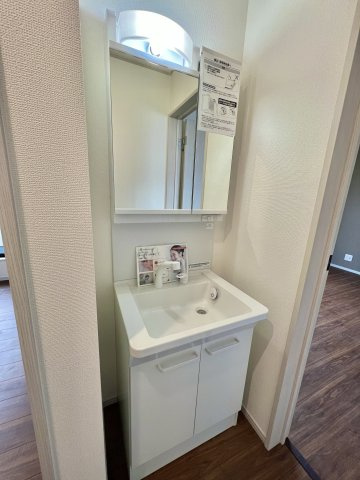 いろどりアイタウン　中央区宮竹町　全4棟の独立洗面台|2階洗面台は
朝の身支度ラッシュ時間に大活躍。