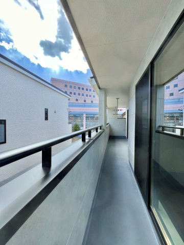 いろどりアイタウン　中央区宮竹町　全4棟のバルコニー|東西に長い屋根付きバルコニーで
2部屋からそれぞれ出入りでき、
使い勝手の良い造りとなっています♪