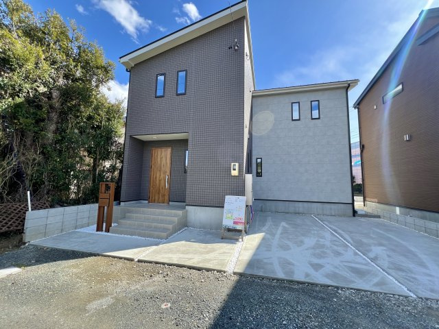 いろどりアイタウン　中央区宮竹町　全4棟の外観|全体が落ち着いた色合いで、玄関ドアもアクセントが効いて
まとまりある外観となっています。