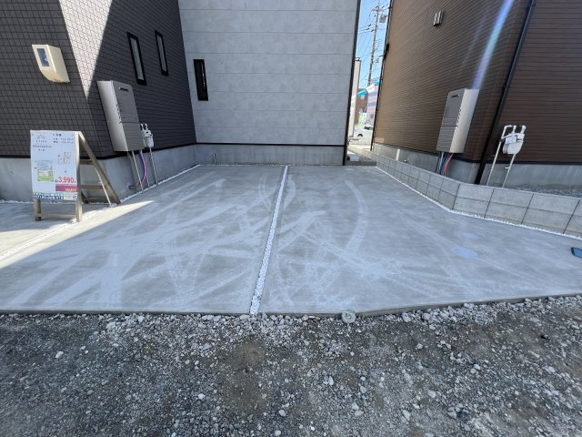 いろどりアイタウン　中央区宮竹町　全4棟の駐車場|2台並列駐車できます。
